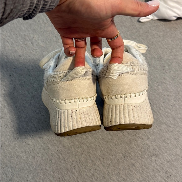 Universal Thread Cream Textured Sneakers - Picture 4 of 4